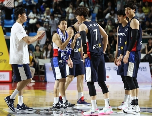 한국 남자농구 대표팀이 지난달 23일 서울 잠실학생체육관에서 일본과의 평가전을 마치고 서로 격려하고 있다. 연합뉴스
