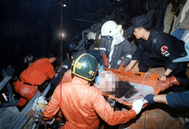 1995년 6월 29일 오후 5시 52분경 서울 서초동 소재 삼풍백화점이 부실공사 등의 원인으로 갑자기 붕괴되어 사망 502명, 실종 6명, 부상 937명이 발생한 사고. 한국전쟁 이후 가장 큰 인적 피해였다. 재산 피해액은 2,700여 억으로 추정되었다. 이 붕괴사고와 관련하여 삼풍그룹 회장 이준 등 백화점 관계자와 공무원 등 25명이 기소되었다.이 사고를 계기로 건물들에 대한 안전 평가가 실시되었고, 긴급구조구난체계의 문제점이 노출되어 119중앙구조대가 서울·부산·광주에 설치되었다. 1995.6.29 서울신문 특별취재반