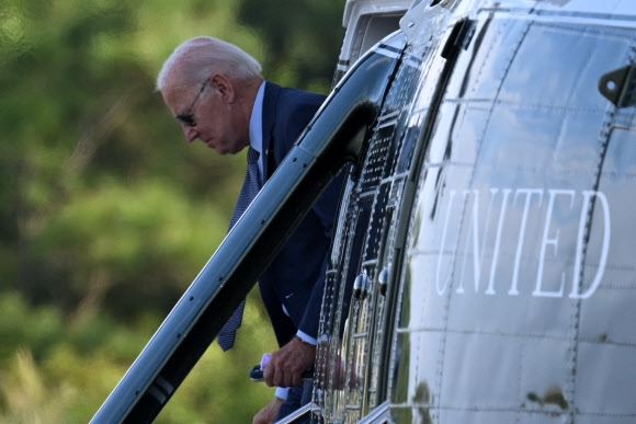 조 바이든 미국 대통령이 주말을 고향인 델라웨어주 레호보스 비치에서 보내기 위해 11일(현지시간) 고든스 폰드에 도착한 대통령 전용 헬리콥터 마린 원에서 내리고 있다. 레호보스 비치 AFP 연합뉴스