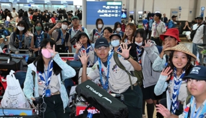 12일간의 여정을 마치고 본국으로 출국하는 세계스카우트 잼버리 대원들이 12일 인천국제공항에서 출국 준비를 하고 있다. 연합뉴스