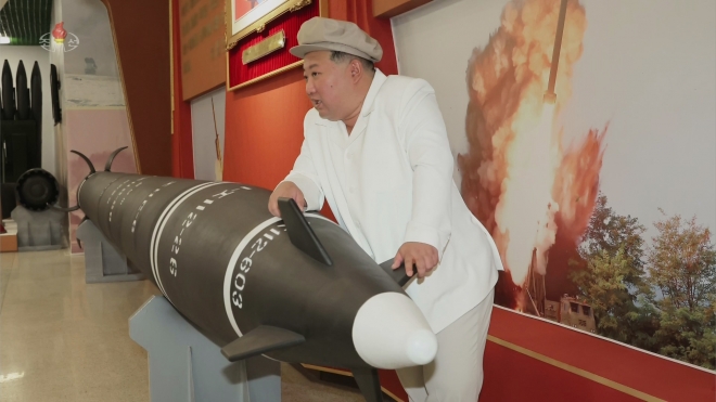 600mm 초대형 방사포 만져보는 북한 김정은