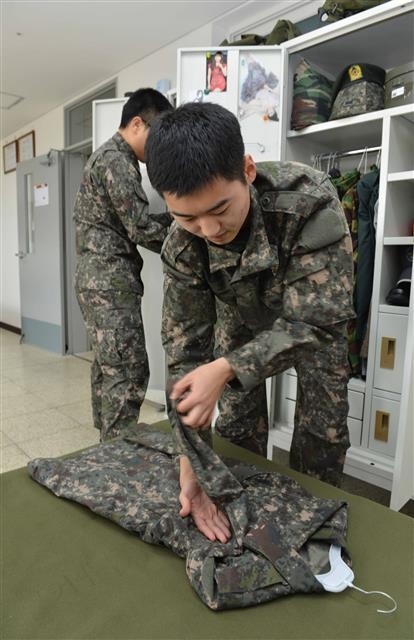 국방부 근무지원단 병영생활관에서 병사들이 내무반에서 개인 용품을 정리하고 있는 모습. 서울신문 DB