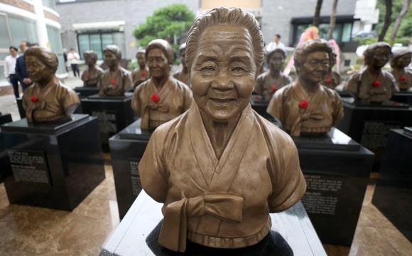 지난해 12월 별세한 일본군 위안부 피해자 고 이옥선 할머니의 청동 흉상이 나눔의집 역사관 광장에 건립됐다.  나눔의집 제공