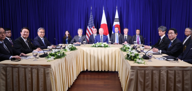 윤석열 대통령이 지난해 11월 13일(현지시간) 캄보디아 프놈펜의 한 호텔에서 열린 한미일 정상회담에 참석해 조 바이든(가운데) 미국 대통령, 기시다 후미오(맨 오른쪽) 일본 총리와 기념촬영을 하고 있다. 프놈펜 연합뉴스
