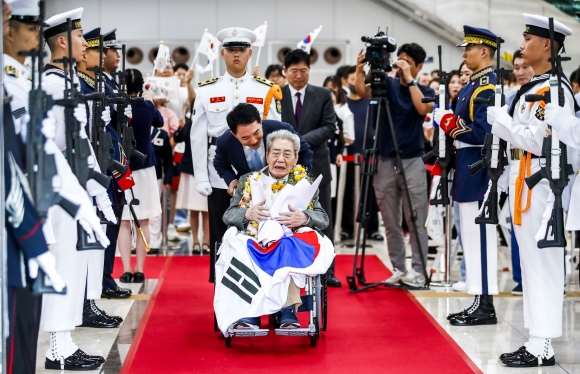 “광복군 오성규, 환국을 신고합니다”