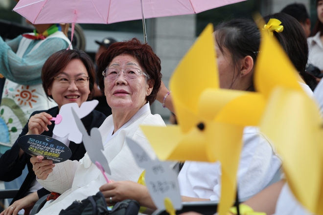 일본군 위안부 피해자 이용수 할머니(왼쪽 두 번째·95)가 13일 서울 중구 예금보험공사 앞 청계광장에서 열린 ‘제11차 세계 일본군 위안부 기림일’ 나비문화제에 참석해 행사를 관람하고 있다. 연합뉴스