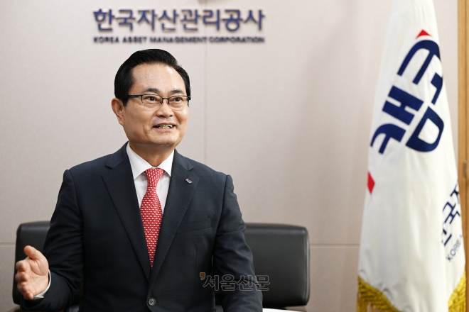 권남주 한국자산관리공사(캠코) 사장이 지난 10일 서울 강남구 캠코양재타워 사무실에서 진행된 서울신문과의 인터뷰를 통해 캠코의 향후 계획을 밝히면서 “부동산 프로젝트파이낸싱(PF) 사업장 정상화 지원펀드, 새출발기금 사업 등을 성공적으로 수행하고자 국민은 물론 정부, 금융회사 등과 긴밀히 협업하겠다”고 말했다.  오장환 기자