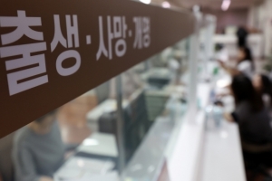 [단독] 신고 까다로운 병원 밖 출산… 투명아동 양산하는 주범으로