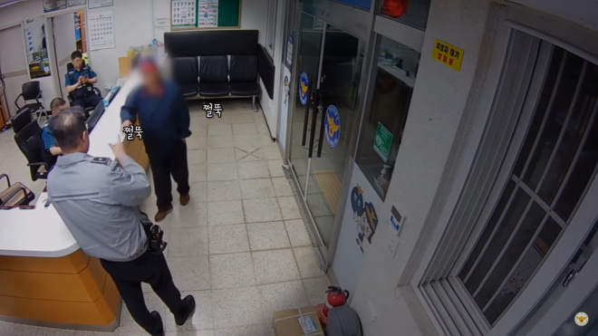 이봉준 경위가 경찰서에 온 60대 남성에게 “똑바로 걸어보시라”고 한 뒤 남성의 걸음걸이를 지켜보고 있는 모습. 경찰청 유튜브