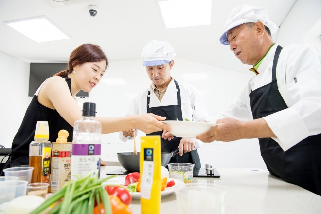 양천구 보건지소에서 구민들이 임상영양사의 도움을 받아 건강요리를 만들어 보고 있다. 2023.8.14  양천구 제공