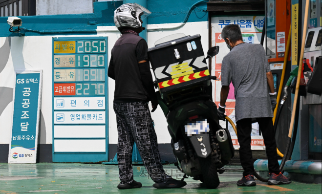 휴가철 차량 이동 수요가 크게 늘면서 휘발유와 경유 가격이 5주째 상승하고 있는 가운데 14일 서울 시내 한 주유소에서 휘발유가 ℓ당 2050원, 경유가 1920원에 판매되고 있다. 홍윤기 기자