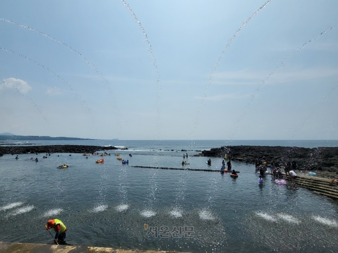 제주에서 가장 규모가 큰 용천수인 서귀포시 예래동 논짓물. 마을 주민과 관광객들의 물놀이장으로 사랑받고 있다.  제주 강동삼 기자