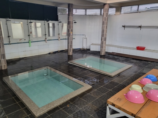 제주시 도두동 오래물 용천수는 오방에서 솟는다는 뜻을 지녔으며 여름에는 얼음처럼 차갑고 겨울엔 따뜻해 식수와 생활용수로 사용해 왔다. 지금은 여름 한철 문을 열어 주민들의 쉼터가 되고 있다.  제주 강동삼 기자