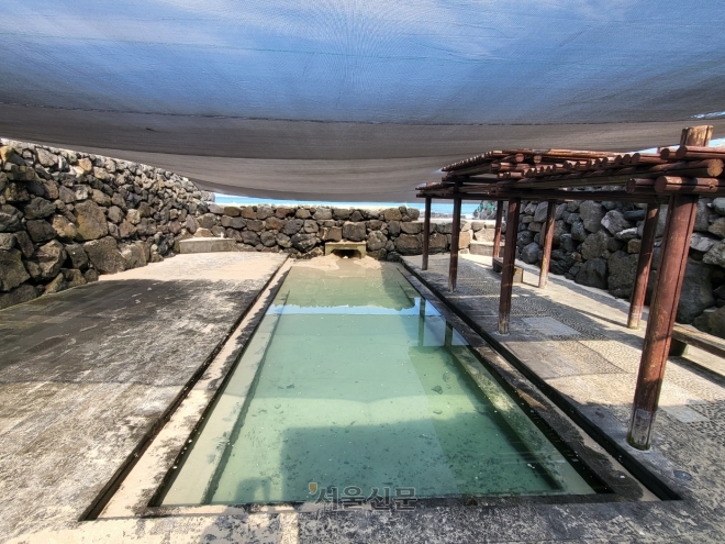 제주 곽지해수욕장 앞에 있는 과물노천탕 모습. 제주 강동삼 기자