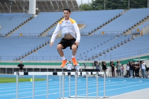 황금 막대 눈앞에… 1년 벼른 우상혁 ‘스마일 점프’