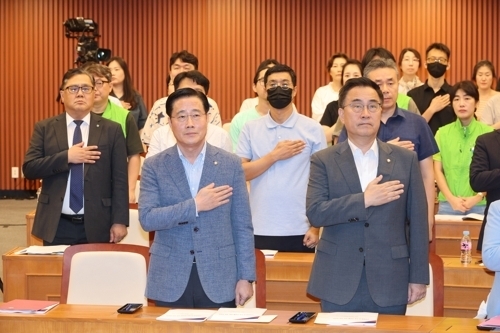 교권회복 국회공청회 국기에 경례하는 이태규 의원