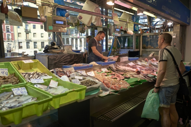스페인의 어시장 풍경. 초절임 음식은 생선 같은 단백질 식품이 무더운 날씨에 상하지 않도록 하는 보관 방식에서 비롯됐다.