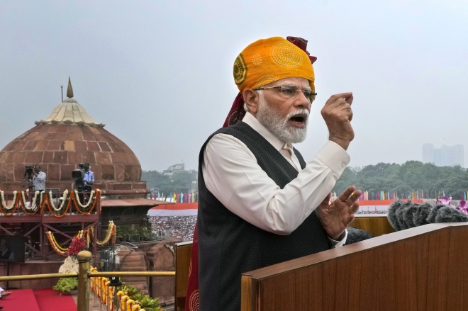 나렌드라 모디 인도 총리가 독립기념일인 15일(현지시간) 인도 뉴델리에 있는 17세기 무굴제국의 왕궁 ‘붉은 요새’에서 연설하고 있다. 모디 총리는 이날 연설에서 향후 5년 안에 인도 경제를 세계 3위 반열에 올려놓겠다고 약속했다. 2023.8.15 AP 연합뉴스