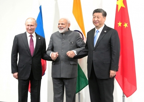 블라디미르 푸틴(왼쪽) 러시아 대통령, 나렌드라 모디(가운데) 인도 총리, 시진핑(오른쪽) 중국 국가주석이 2019년 6월 28일(현지시간) 일본 오사카에서 열린 주요 20개국(G20) 정상회의에서 별도 회담을 갖고 있다. 로이터 연합뉴스