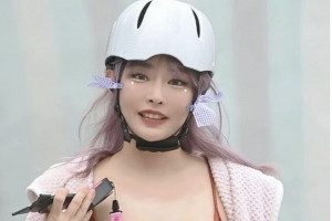 비키니 입고 킥보드 탄 여성 ‘얼굴 공개’