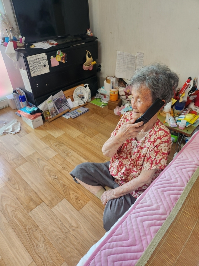 한 어르신이 인공지능(AI) 안부 확인 서비스에서 걸려 온 전화를 받고 있다. 2023.8.16  양천구 제공