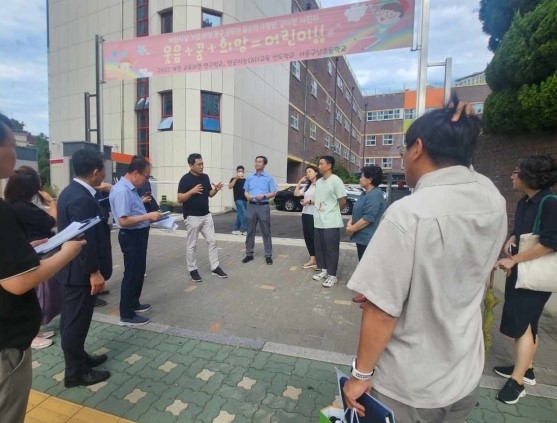 구남초교를 방문해 설명을 듣고 있는 김영옥 의원(오른쪽에서 세 번째)