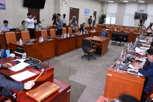 ‘채상병 사망사건’ 국방위 파행[서울포토]