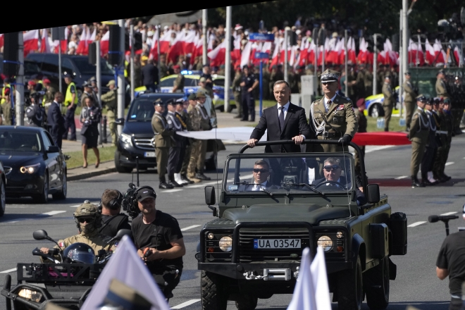안제이 두다 폴란드 대통령이 15일(현지시간) ‘국군의 날’ 열병식에 참석하고 있다. 2023.8.15 AP 연합뉴스