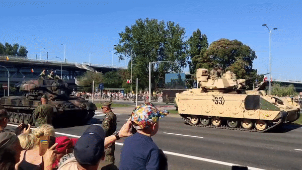15일(현지시간) 폴란드 바르샤바에서 ‘국군의 날’ 기념 열병식이 열리고 있다. 수십년 만에 최대 규모로 진행된 이날 열병식에는 폴란드가 보유한 최신 군사장비 중 미국산 M1A1 에이브럼스 전차, 한국산 K2 전차 및 K9 자주곡사포, 고속기동포병로켓시스템(HIMARS·하이마스), 크랩(Krab·크라프) 자주포, 폴란드제 비스와 방공시스템 등이 등장했다. 2023.8.15 텔레그