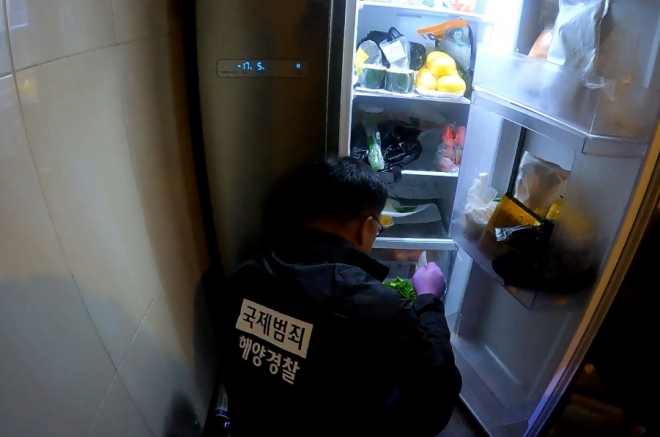 여수해경이 마약 판매 혐의가 있는 여수의 한 노래방을 수색하고 있다.