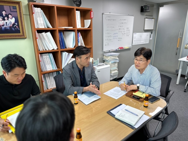 김용일 의원이 16일 의원연구실에서 서울시립(가재울)도서관 건립 추진현황을 보고받고 있다.