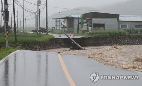 지난달 15일 집중호우로 유실된 경북 예천 은풍면 한 도로. 연합뉴스