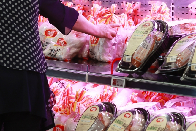 말복 닭고기 1년전보다 8% 비싸다