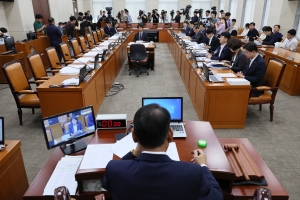 與 “전북지사 불러야” vs 野 “책임 전가”… ‘잼버리 공방’ 행안위 26분 만에 파행