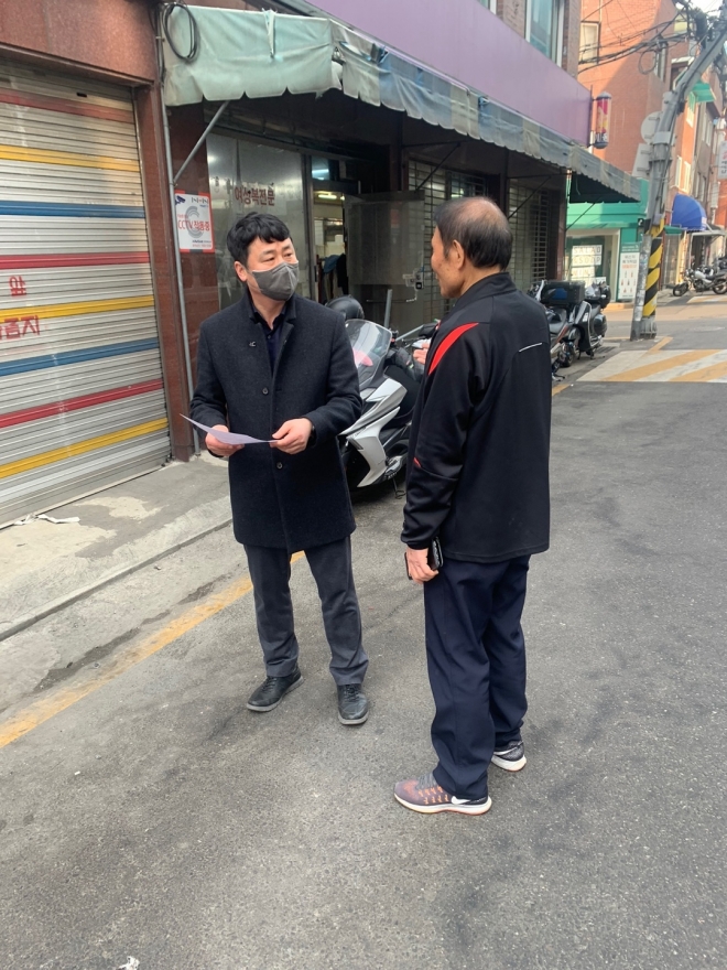 서울 중구 갈등관리팀 직원(왼쪽)이 분쟁이 발생한 신당동 주민을 만나 해결 방안에 대해 이야기를 나누고 있다. 중구 제공