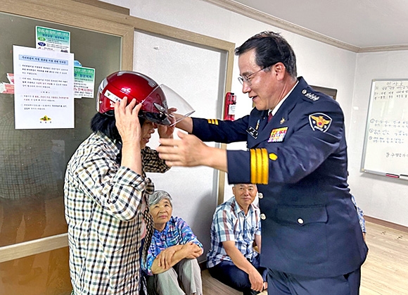 장근호(오른쪽) 의성경찰서장이 덕지1리 경로당을 방문해 범죄예방 홍보를 하고 있다. 의성경찰서 제공