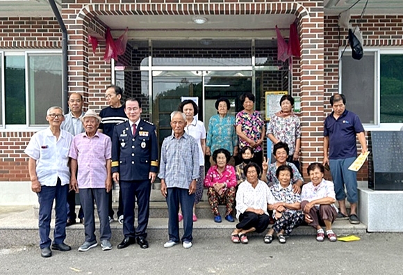 의성경찰서가 범죄예방 홍보를 한 덕지1리 경로당 앞에서 장근호(앞줄 왼쪽 세 번째) 의성경찰서장 등이 어르신들과 기념촬영을 하고 있다. 의성경찰서 제공