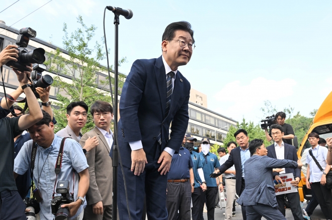 백현동 특혜개발 의혹을 받고 있는 이재명 더불어민주당 대표가 17일 오전 서울 서초구 서울중앙지검에 출석하기 전 지지자들에게 인사를 하고 있다. 2023.8.17 홍윤기 기자