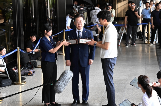 더불어민주당 이재명 대표가 백현동 특혜개발 의혹과 관련해 피의자 신분으로 조사를 받기 위해 17일 서울 서초구 서울중앙지검에 들어서고 있다. 20238.17 홍윤기 기자