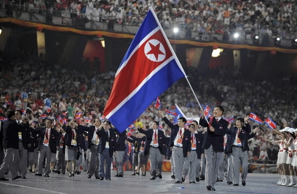 2008년 8월 중국 베이징하계올림픽 개막식에서 북한 선수단이 대형 인공기를 들고 입장하고 있다. 서울신문 DB