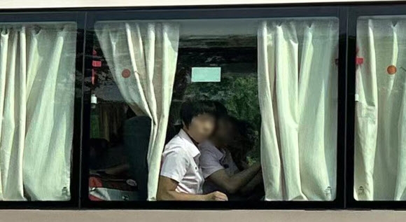 중국 단둥역을 출발해 베이징에 도착한 북한 태권도 선수단 관계자가 17일 오전 버스를 타고 베이징역을 나서며 시내를 살펴보고 있다. 베이징 연합뉴스