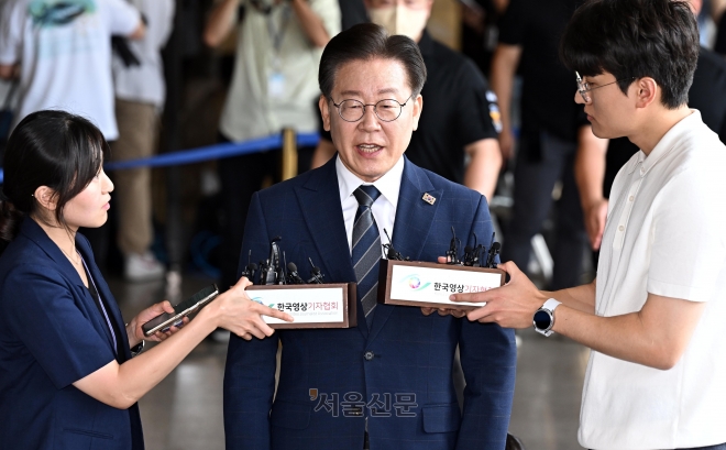 17일 백현동 개발 특혜 의혹과 관련해 피의자 신분으로 조사를 받기 위해 서울 서초동 서울중앙지검에 출석한 이재명 더불어민주당 대표가 취재진의 질문에 답하고 있다. 홍윤기 기자