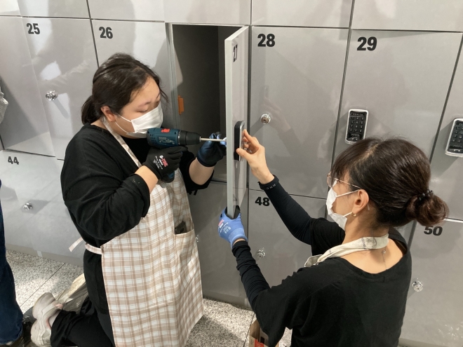 서울 도봉구가 운영하는 ‘집수리 기사 양성 과정’에 참여하는 수강생들이 직접 문 잠금장치를 설치해보고 있다. 도봉구 제공