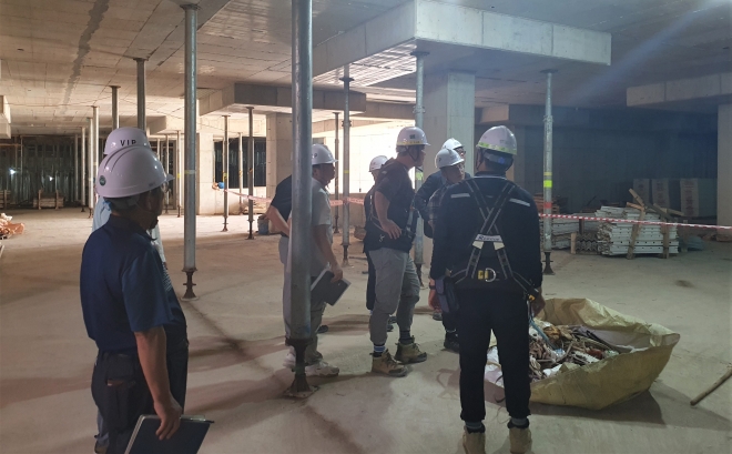 전남도가 민간전문가와 건축안전자문단과 함께 공동주택 현장에 대한 민·관 합동점검을 하고 있다.