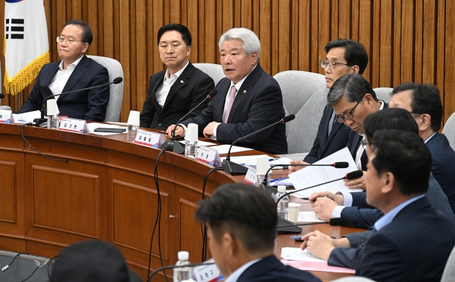 김홍일 국민권익위원회 위원장이 18일 서울 여의도 국회에서 열린 농축수산업계 지원 및 문화·예술계 등 소비증진을 위한 청탁금지법 시행령 개정 민·당·정 협의회에 참석해 모두발언을 하고 있다. 2023.8.18 오장환 기자