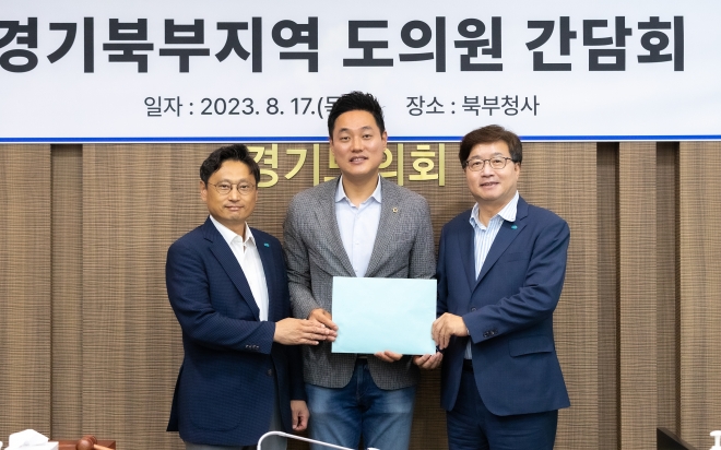 경기도의회 오석규 의원(더불어민주당·의정부4)이 17일 경제부지사-경기북부지역 도의회 간담회에서 기념촬영을 하고 있다. 경기도의회 제공