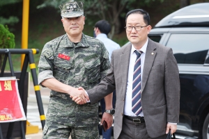 징계위 나온 해병대 전 수사단장 측 “군, 기울어진 운동장”