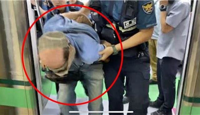 서울 지하철 2호선 열차서 쇠붙이 난동 50대 경찰 체포