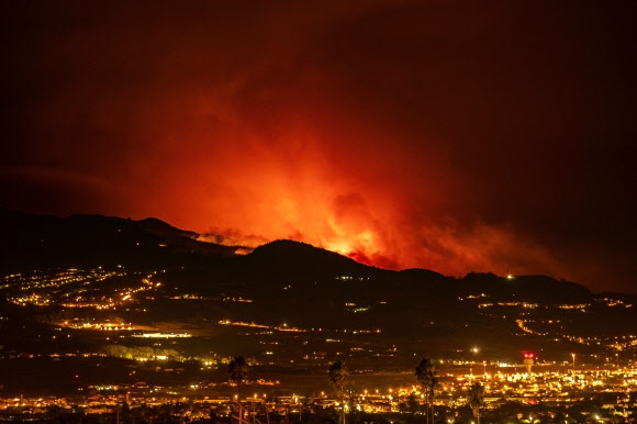 스페인 카나리아 제도의 테네리페섬에서 일어난 산불이 좀처럼 꺼지지 않는 19일(현지시간) 라 라구나 마을과 로스 로데오스 공항 근처까지 접근해 있다. 라 라구나 AP 연합뉴스