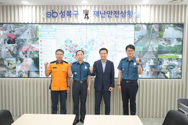 CCTV 안전망 통합플랫폼이 구축된 성북구 재난안전상황실에서 관내 기관장들이 영상정보 공유를 위한 업무협약에 서명한 뒤 기념사진을 찍고 있다. 왼쪽부터 박용호 성북소방서장, 류창선 성북경찰서장, 이승로 성북구청장, 정환수 종암경찰서장. 2023.8.20  성북구 제공